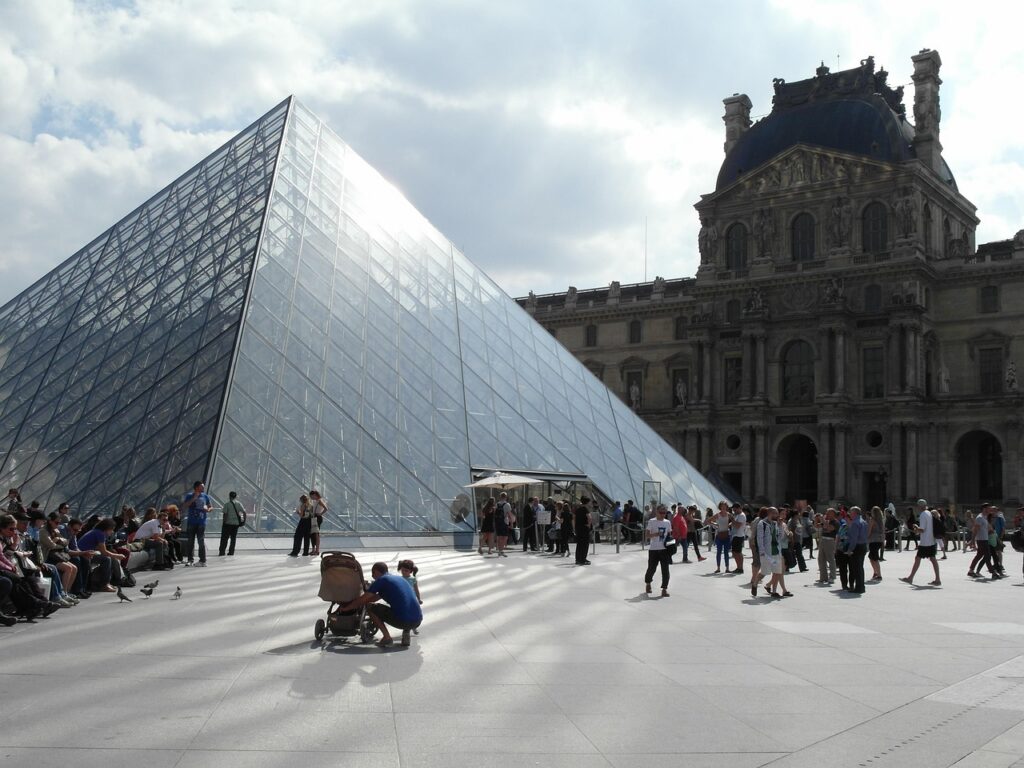 paryż, luwr, piramida w luwrze, turyści, paris, louvre, louvre pyramid, tourists